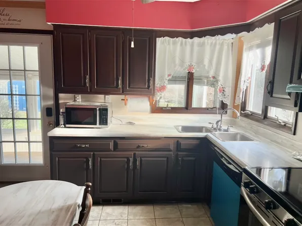 22 Braddock Dr, Latrobe, PA 15650