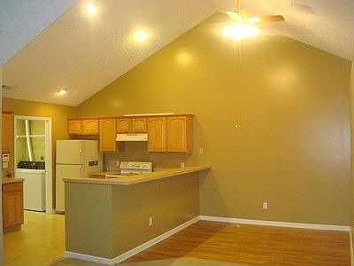 5th image of 77 Amberside Dr