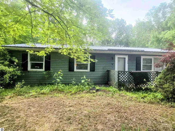 764 E Surrey Rd, Farwell, MI 48622