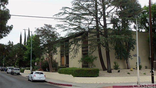 Welcome to 11853 Kling Ave. Valley Village.