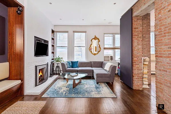 Sold by R New York | media 10