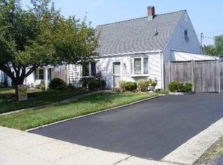 12 Acorn Ln, Levittown, NY