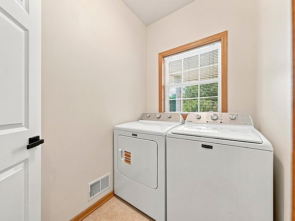 4th image of 563 Summit Ave