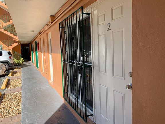 5th image of 3226 Mary St #2