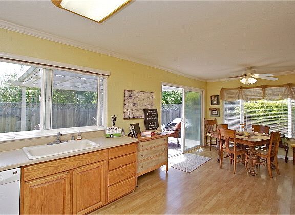 3rd image of 8573 Loretto Ave