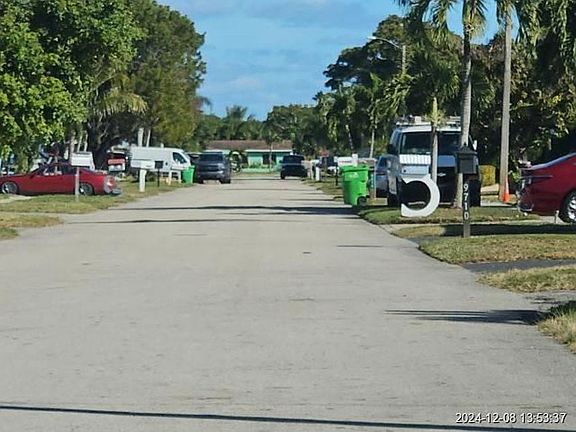 Exterior Neighborhood (street photo)