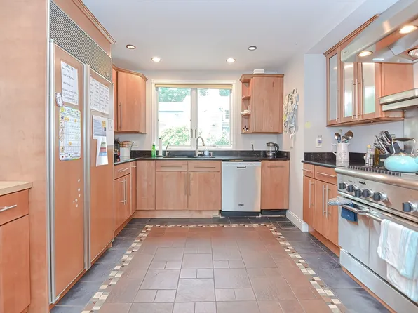 2 Elm St #1, Wellesley, MA 02481