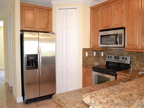 4th image of 3042 Waterside Cir