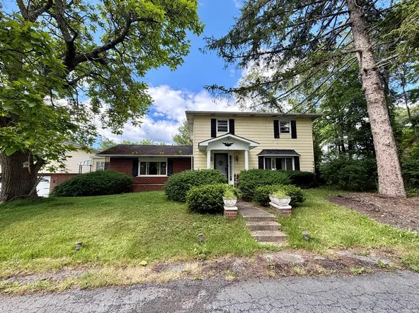 426 Wright St, Mount Hope, WV 25880