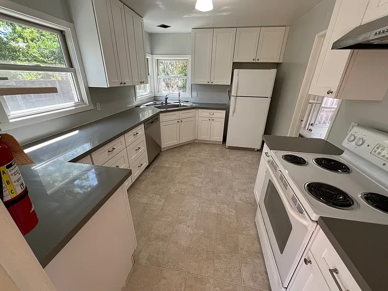 916 Eureka Ave — Photo 2