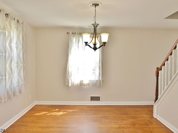 5th image of 35 Troy Rd
