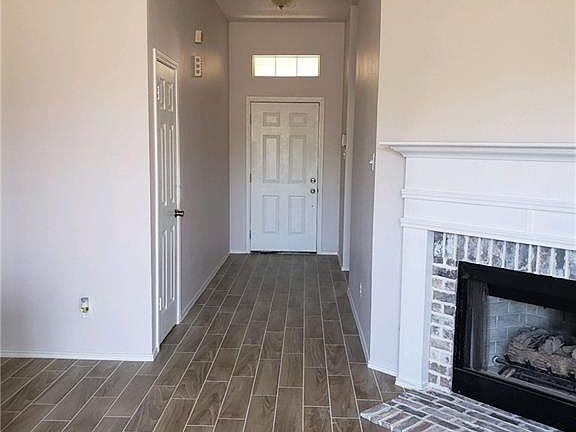 4th image of 1907 Holly Springs Dr