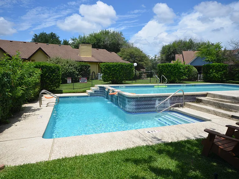Multi level pool area