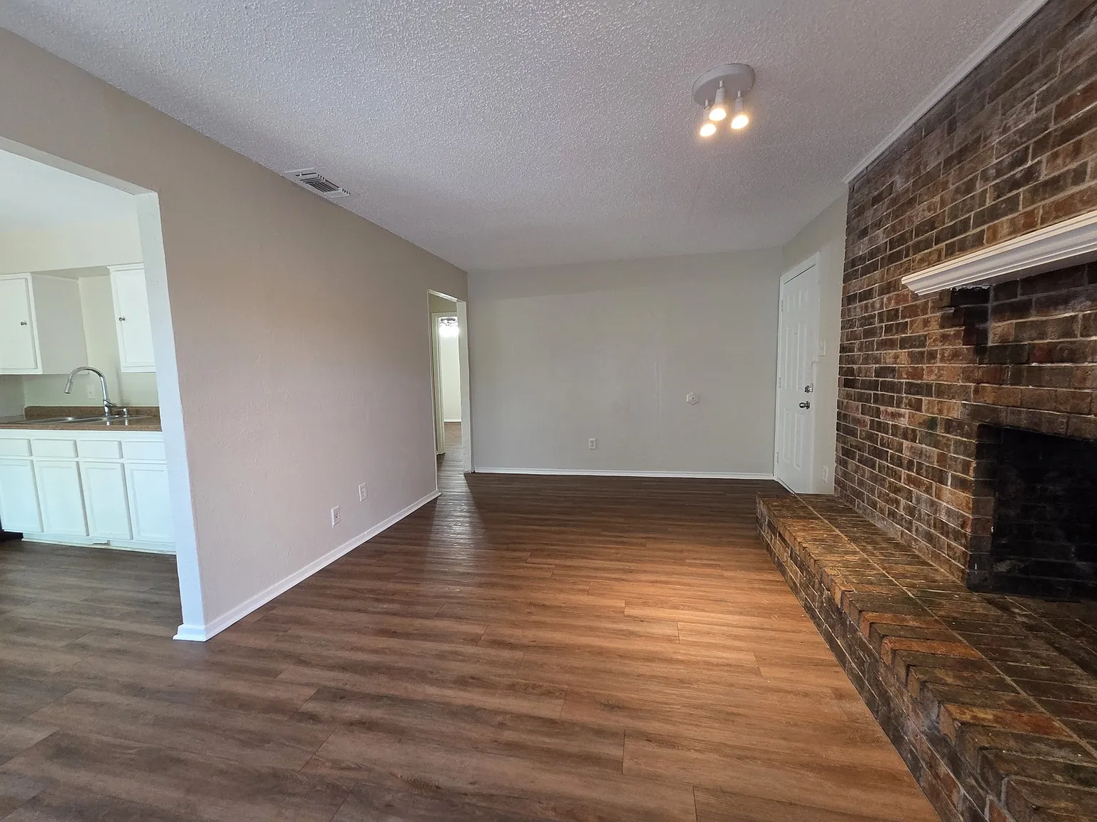 2 Bedroom ; 1 Bath — Photo 2