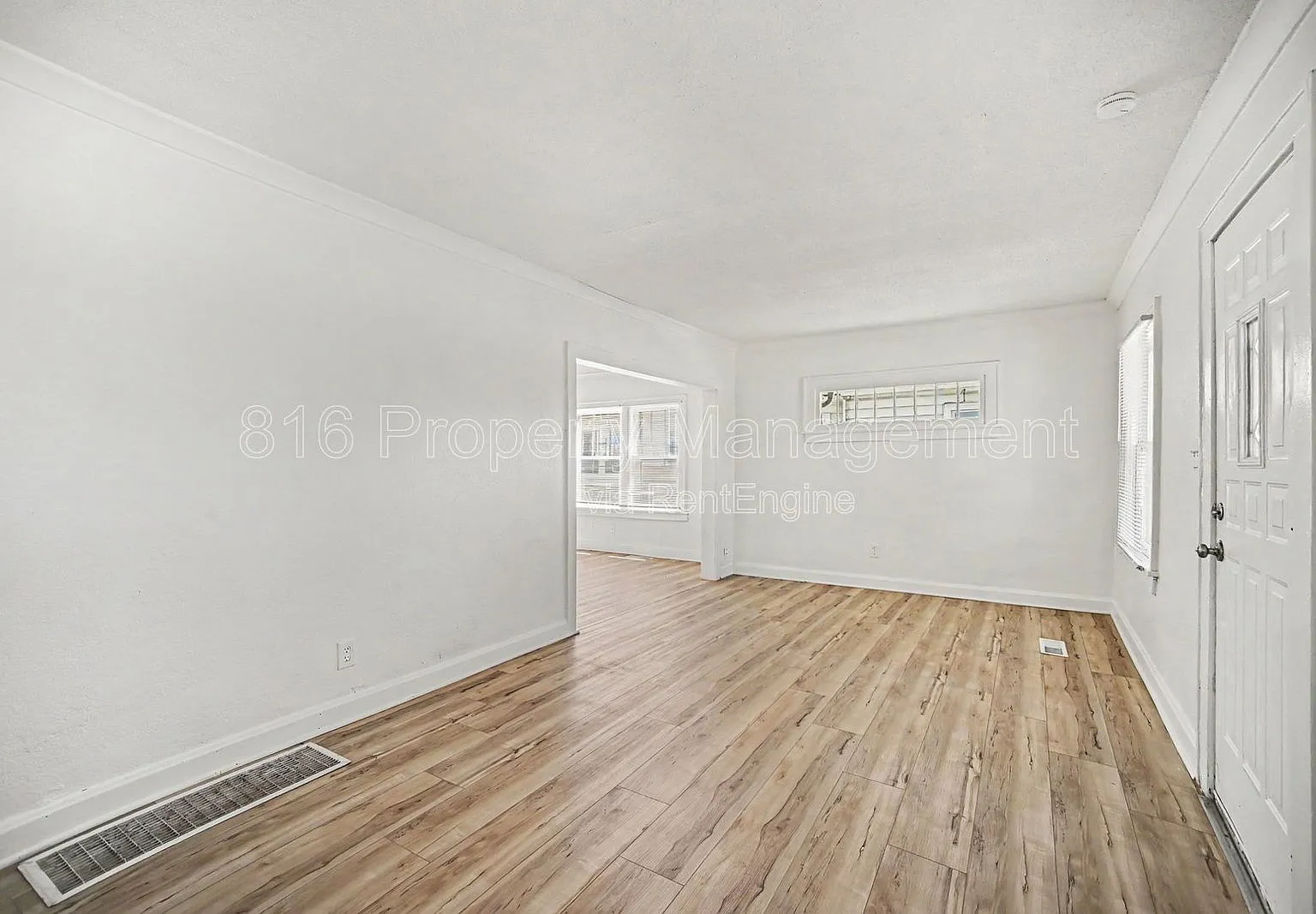 3 bed, 1.0 bath, 1160 sqft, $1,300 — Photo 2