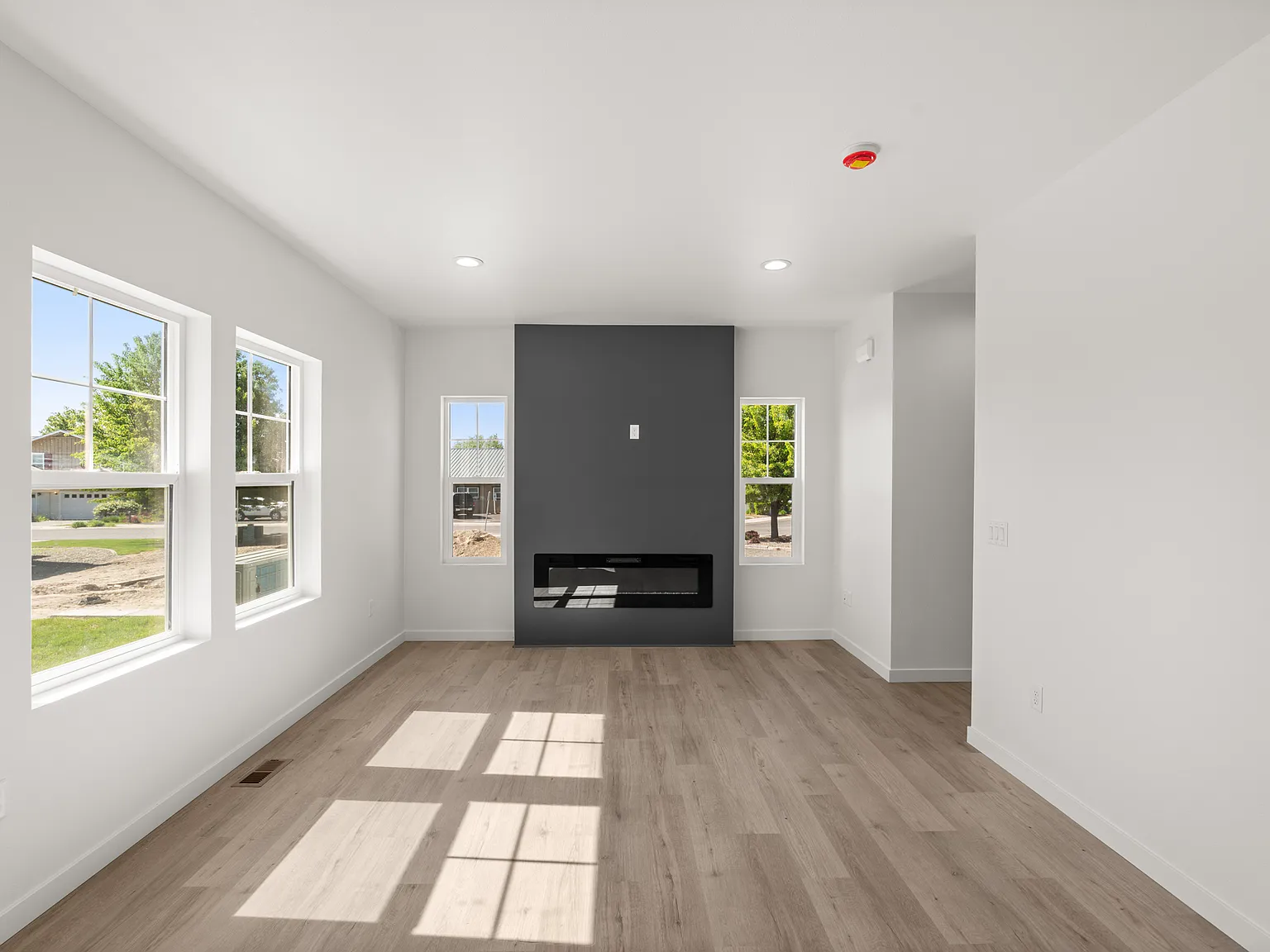 3 bed, 2.5 bath, 1488 sqft, $2,300 — Photo 3
