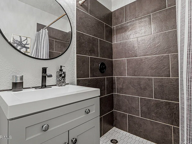 5912 Delta Dr — Photo 20