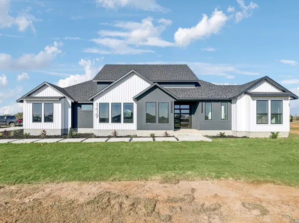 179 Hidden Ranch Ct., Floresville, TX 78114