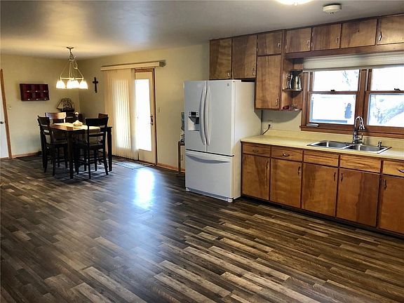 3rd image of 18 Fairlane Cir