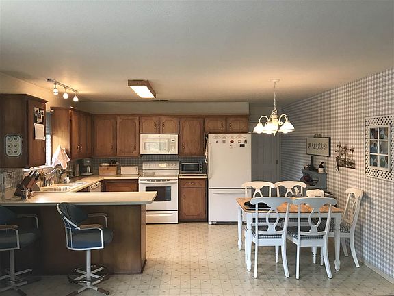3rd image of 711 Yama St