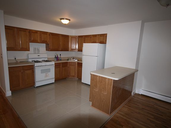 2nd image of 2260 Steinway St #3
