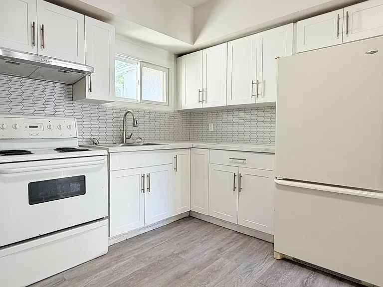476 Aylmer Ave — Photo 8