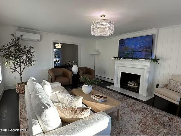 4th image of 212 Joslen Boulevard