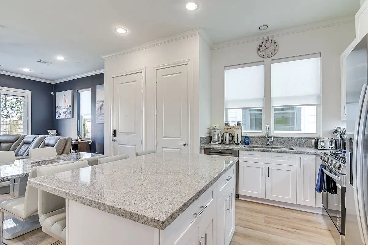 3 bed, 3.5 bath, 1350 sqft, $2,900 — Photo 4