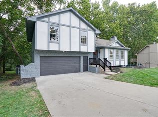 6806 Orchard St, Pleasant Valley, MO 64068