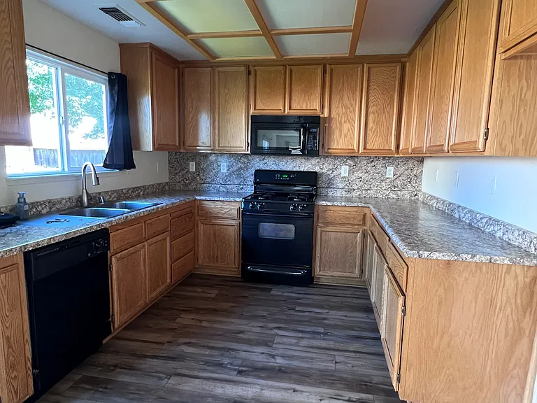 1694 Shay Way — Photo 2
