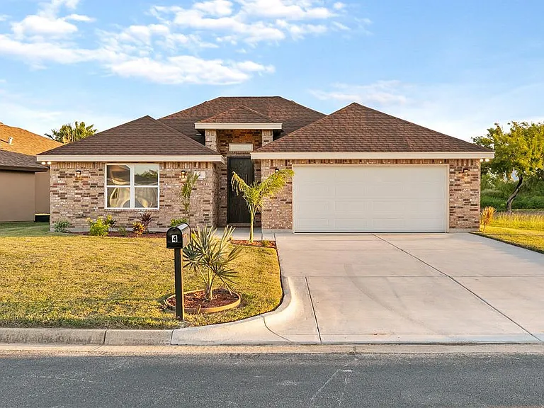 4 Augusta Dr — Photo 1