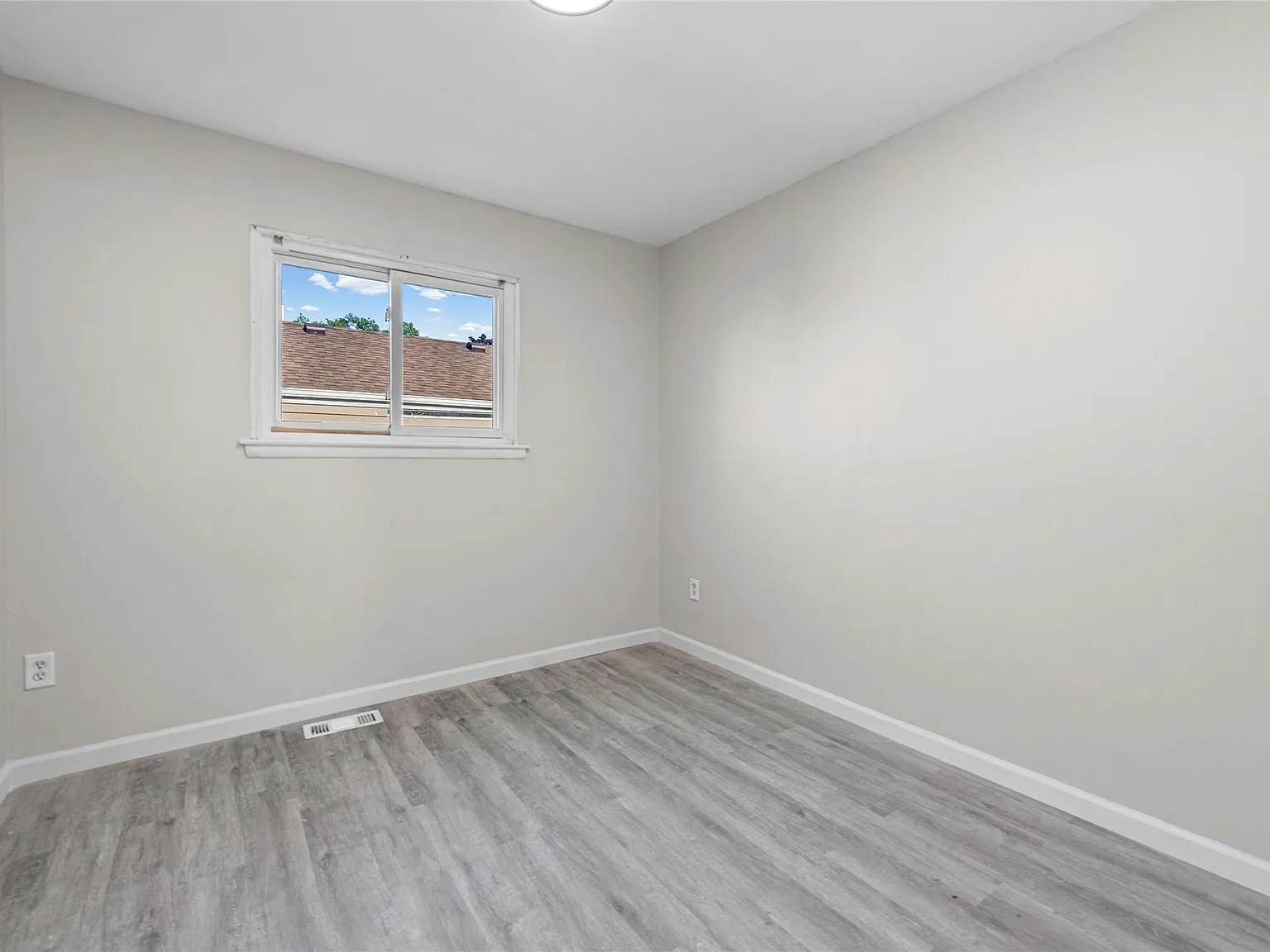 3 bed, 1.5 bath, 1000 sqft, $1,100 — Photo 4