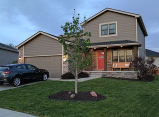 911 Birchwood Dr, Hickman, NE 68372