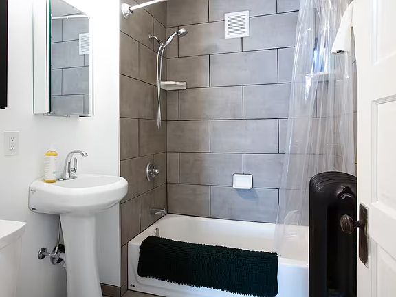 5th image of 900 W 22nd St #2