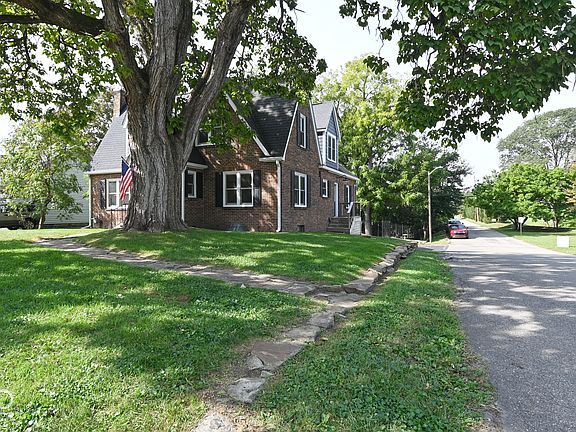 3rd image of 2212 Washington St