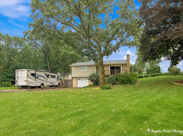 5104 E Lake Shore Dr, Wonder Lake, IL 60097