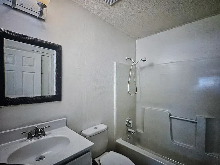 1204 Seneca St — Photo 9