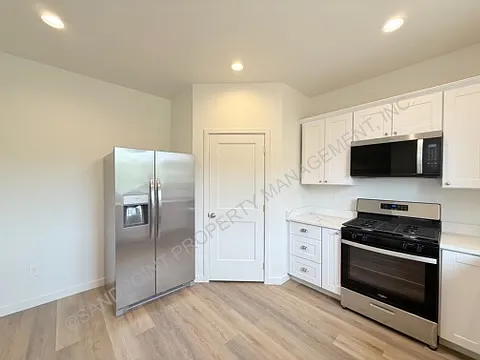 611 W 2nd Ave — Photo 19