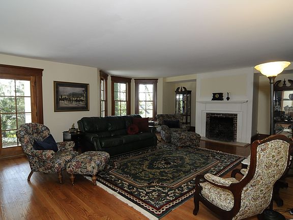 Enormous LR w/ Fire Place