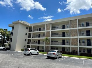 7461 W Country Club Dr N APT 208, Sarasota, FL 34243