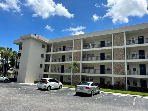 7461 W Country Club Dr N, Sarasota, FL