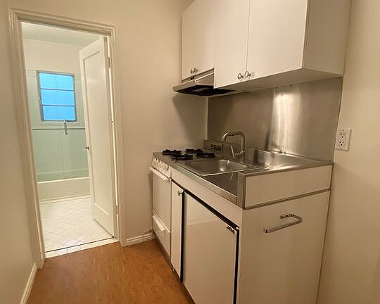 3rd image of 154 N Sycamore Ave APT 1