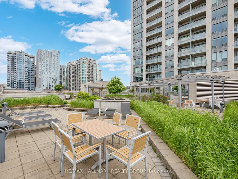 90 George St #1301 — Photo 32