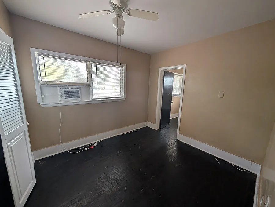 Spacious 2nd-Floor 2BR/1BA with Bonus Office|Steps from Clearwater — Photo 4