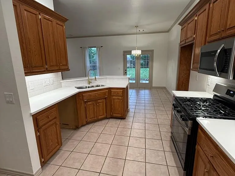 866 Harrison St — Photo 3