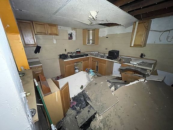 2nd image of 1004 Southwest Blvd