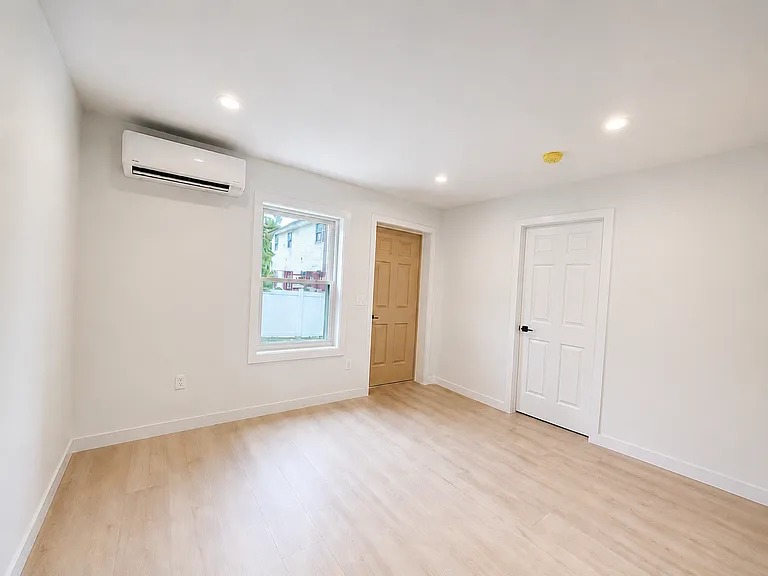 105 Watson Ave — Photo 2