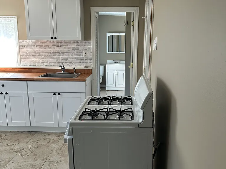 419 Pleasant St — Photo 9