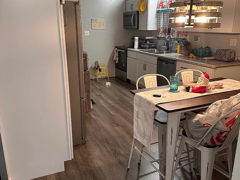 327 Kings Row — Photo 4