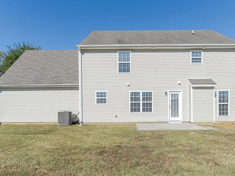 1043 Vanguard Dr — Photo 17